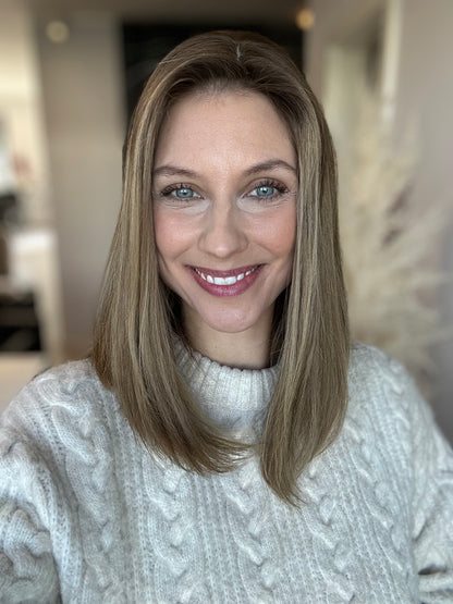 Bild zeigt attraktive Frau, mit schulterlangem braunem Haar. Bild dient der Produktpräsentation eines Artikels in der Kategorie Topper/Perücken.