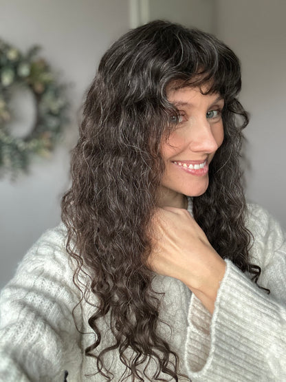 Bild zeigt attraktive Frau von der Seite, mit schulterlangem braunem Haar. Bild dient der Produktpräsentation eines Artikels in der Kategorie Topper/Perücken.