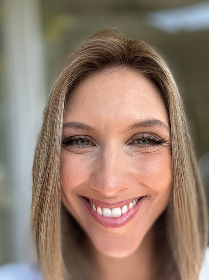 Bild zeigt attraktive Frau, mit schulterlangem blondem Haar. Bild dient der Produktpräsentation eines Artikels.