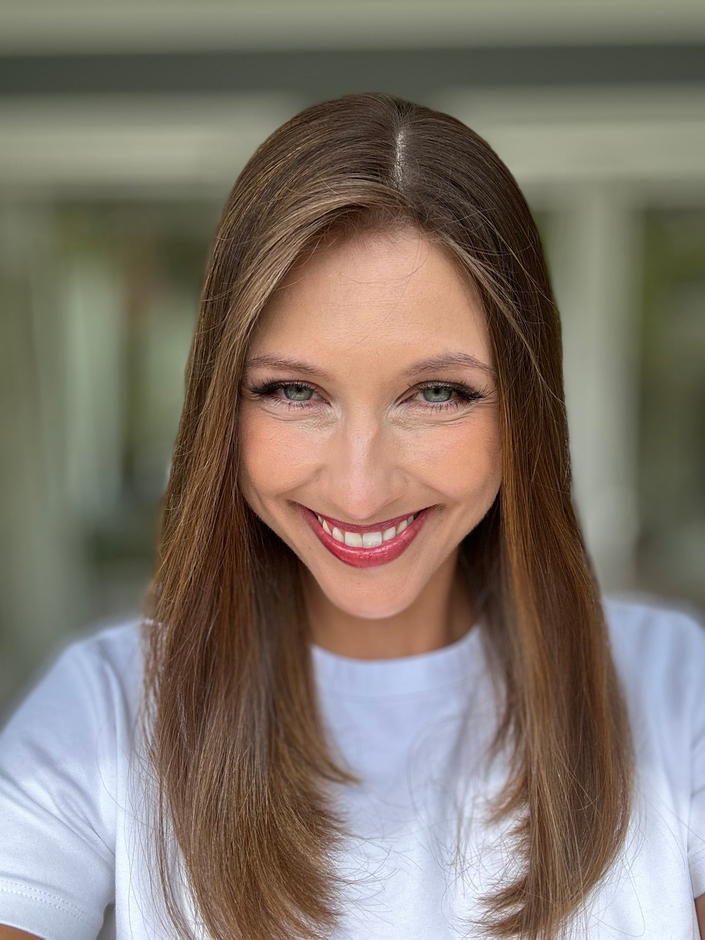 Bild zeigt attraktive Frau, mit schulterlangem braunem Haar. Bild dient der Produktpräsentation eines Artikels in der Kategorie Topper/Perücken.