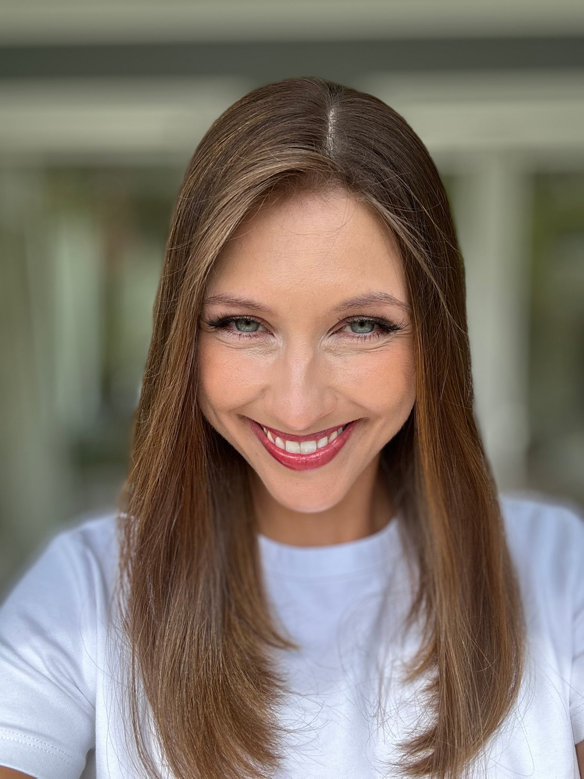 Bild zeigt attraktive Frau, mit schulterlangem braunem Haar. Bild dient der Produktpräsentation eines Artikels in der Kategorie Topper/Perücken.