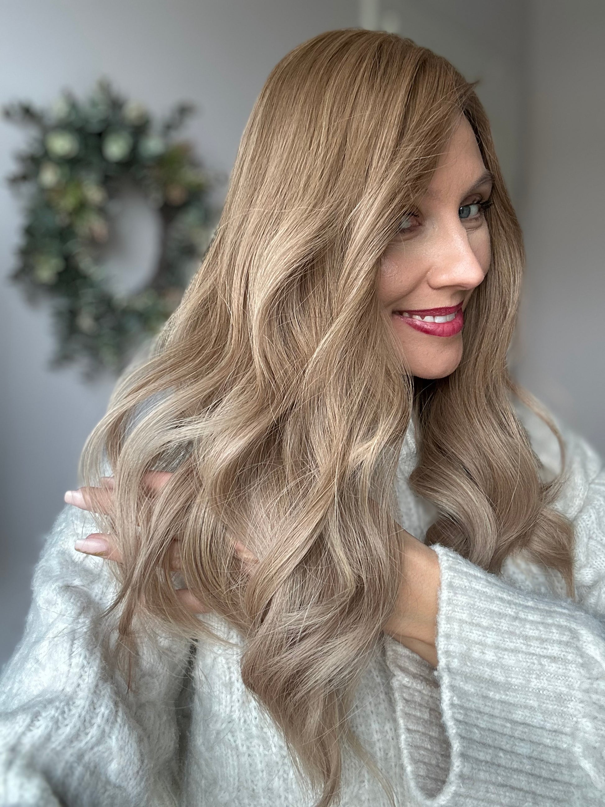 Bild zeigt attraktive Frau von der Seite, mit schulterlangem blondem Haar. Bild dient der Produktpräsentation eines Artikels in der Kategorie Topper/Perücken.