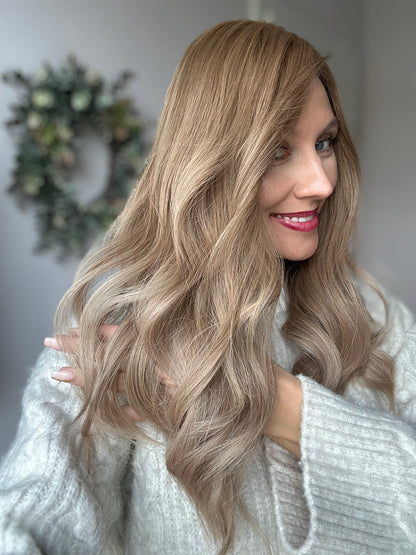 Bild zeigt attraktive Frau von der Seite, mit schulterlangem blondem Haar. Bild dient der Produktpräsentation eines Artikels in der Kategorie Topper/Perücken.