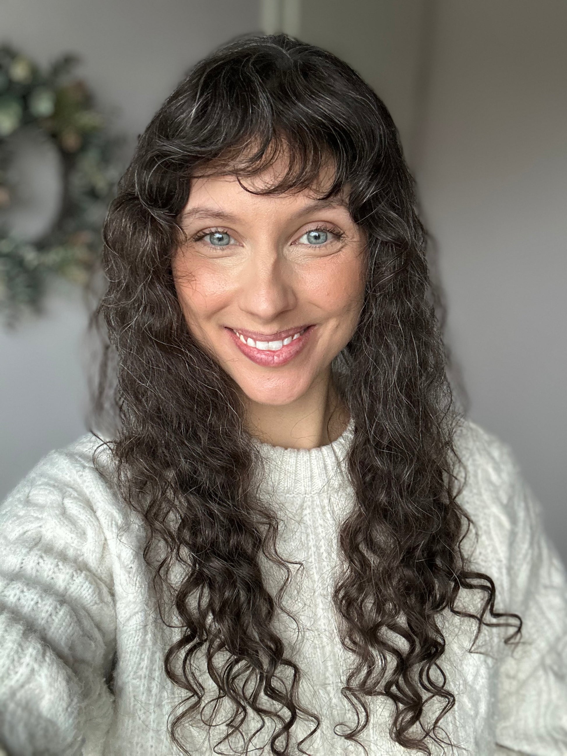 Bild zeigt attraktive Frau, mit schulterlangem braunem Haar. Bild dient der Produktpräsentation eines Artikels in der Kategorie Topper/Perücken.