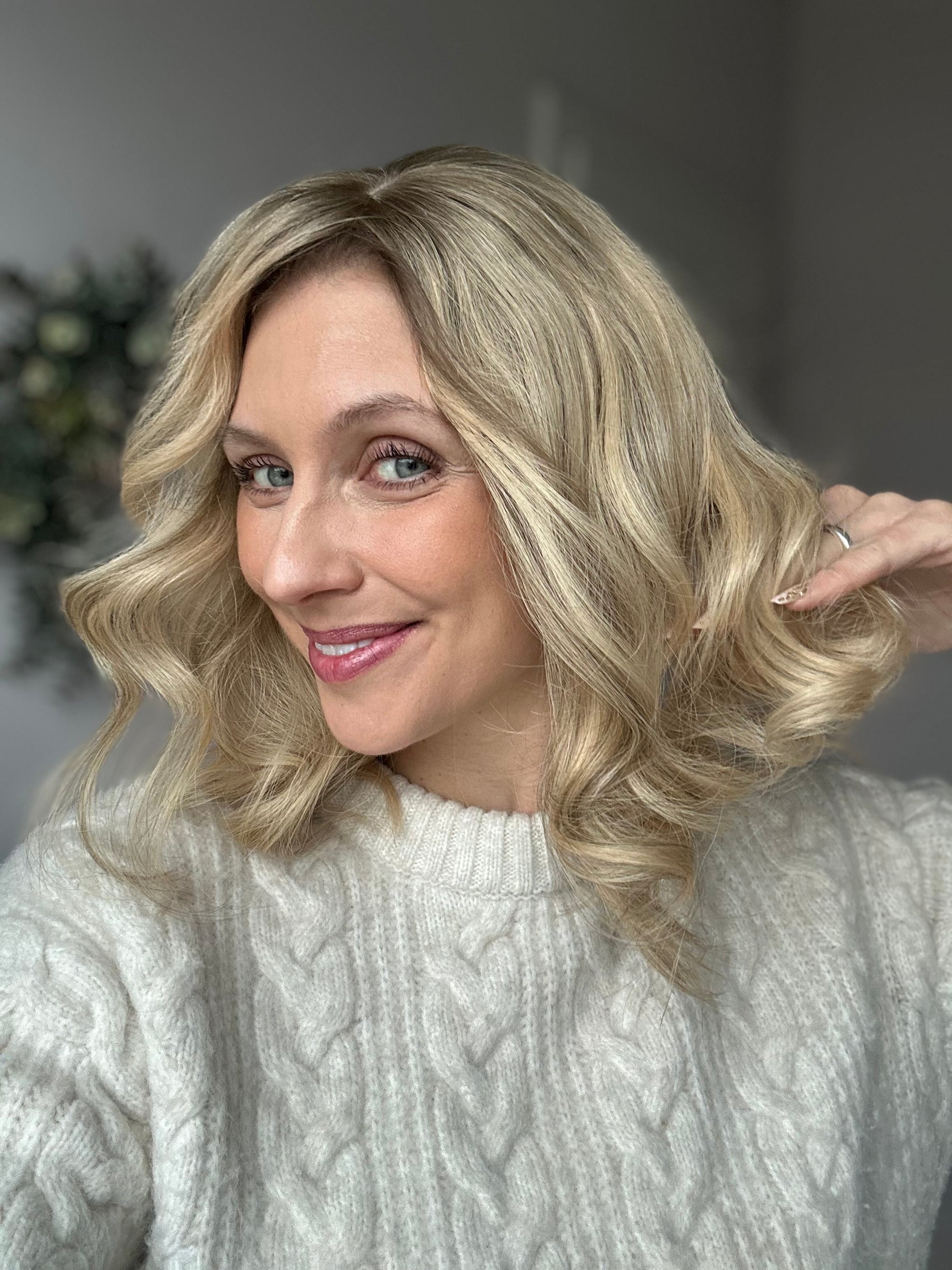 Bild zeigt attraktive Frau von der Seite, mit schulterlangem blondem Haar. Bild dient der Produktpräsentation eines Artikels in der Kategorie Topper/Perücken.