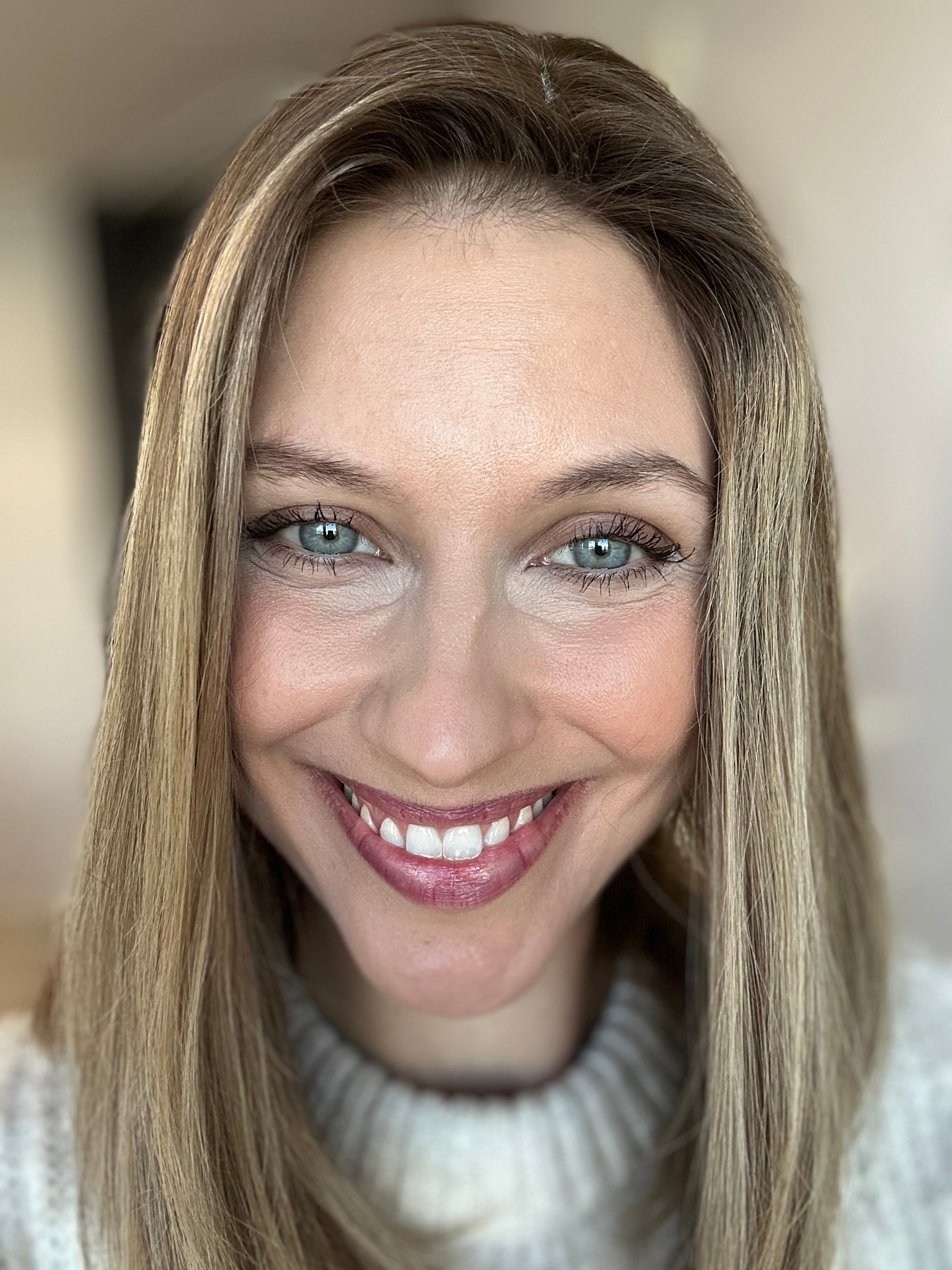 Bild zeigt attraktive Frau, mit schulterlangem braunem Haar. Bild dient der Produktpräsentation eines Artikels in der Kategorie Topper/Perücken.