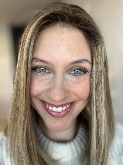 Bild zeigt attraktive Frau, mit schulterlangem braunem Haar. Bild dient der Produktpräsentation eines Artikels in der Kategorie Topper/Perücken.