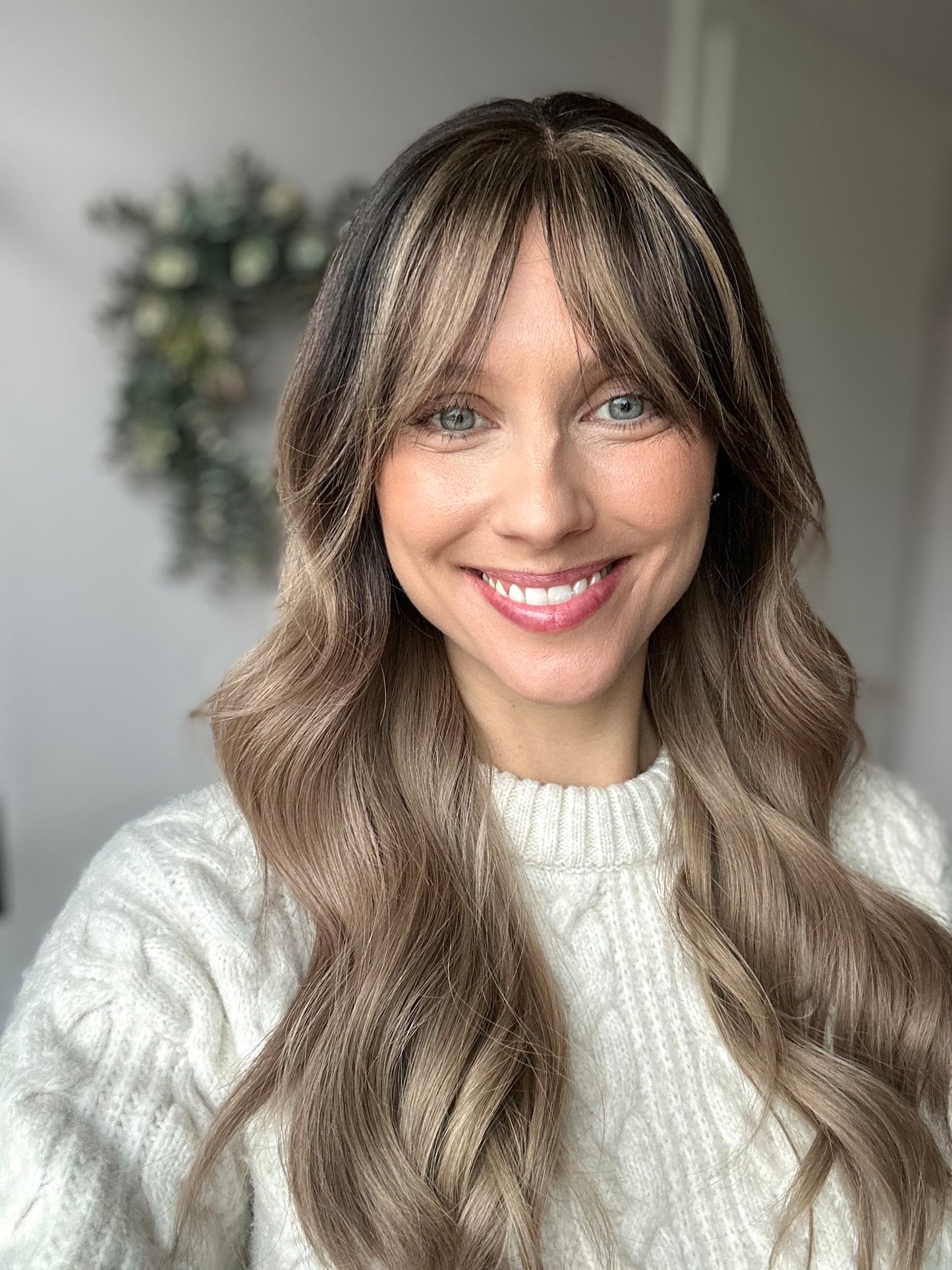 Bild zeigt attraktive Frau, mit schulterlangem blondem Haar. Bild dient der Produktpräsentation eines Artikels.