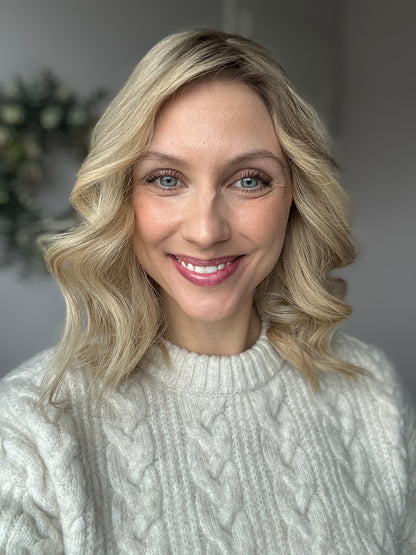 Bild zeigt attraktive Frau, mit schulterlangem blondem Haar. Bild dient der Produktpräsentation eines Artikels.