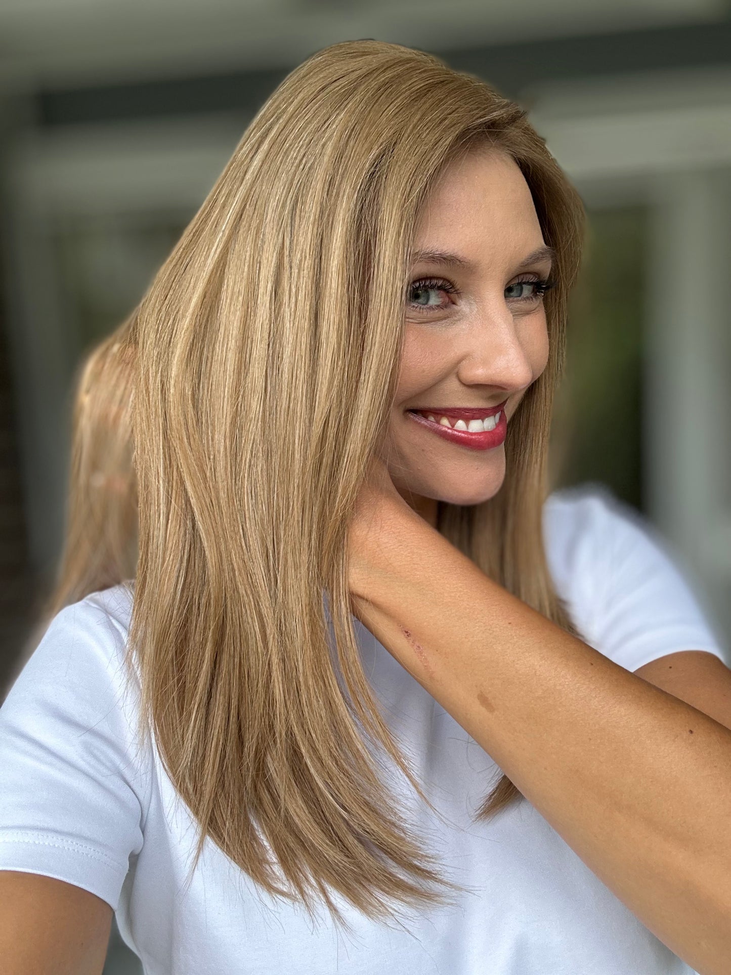 Bild zeigt attraktive Frau von der Seite, mit schulterlangem blondem Haar. Bild dient der Produktpräsentation eines Artikels in der Kategorie Topper/Perücken.