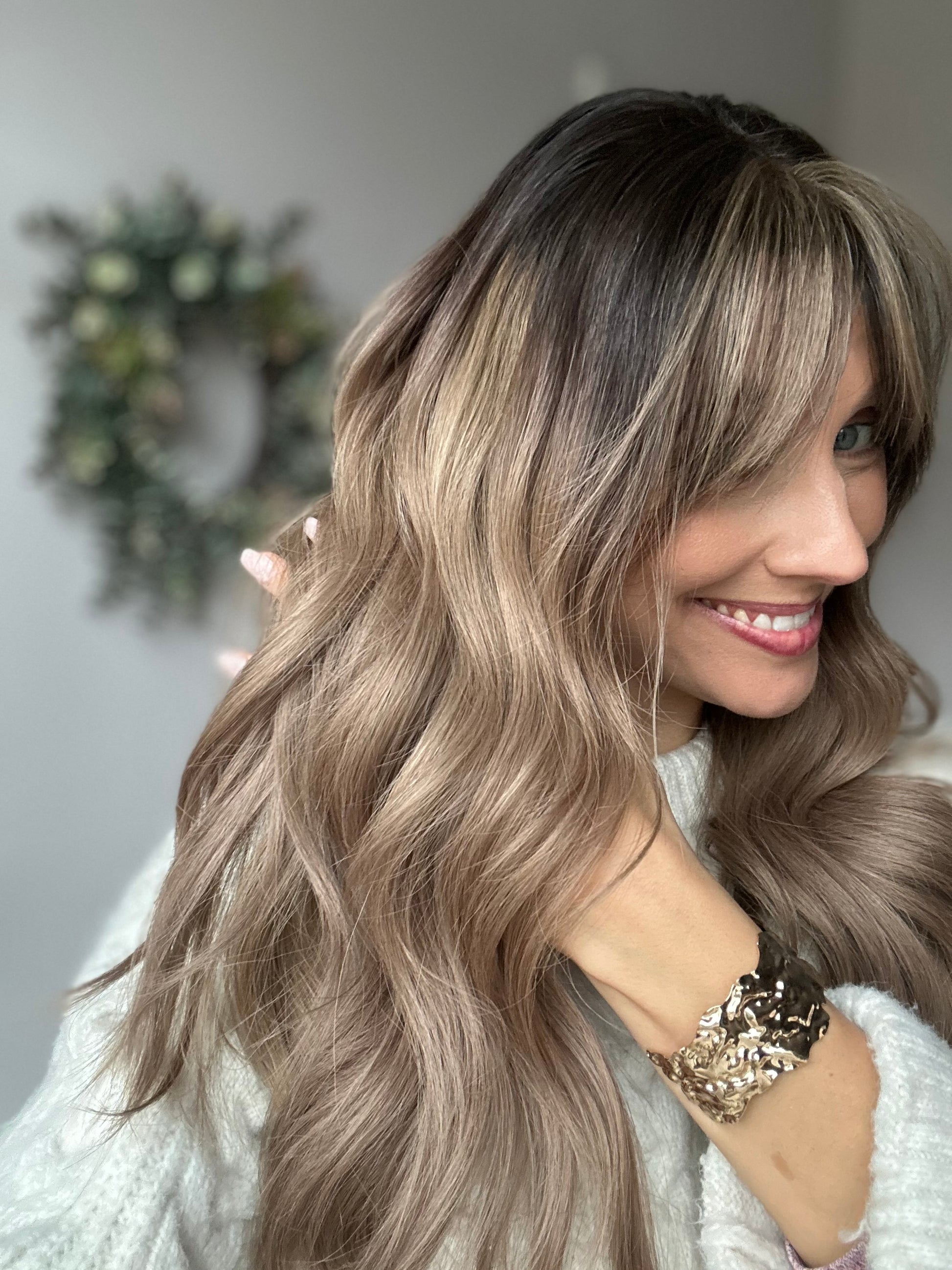 Bild zeigt attraktive Frau von der Seite, mit schulterlangem blondem Haar. Bild dient der Produktpräsentation eines Artikels in der Kategorie Topper/Perücken.