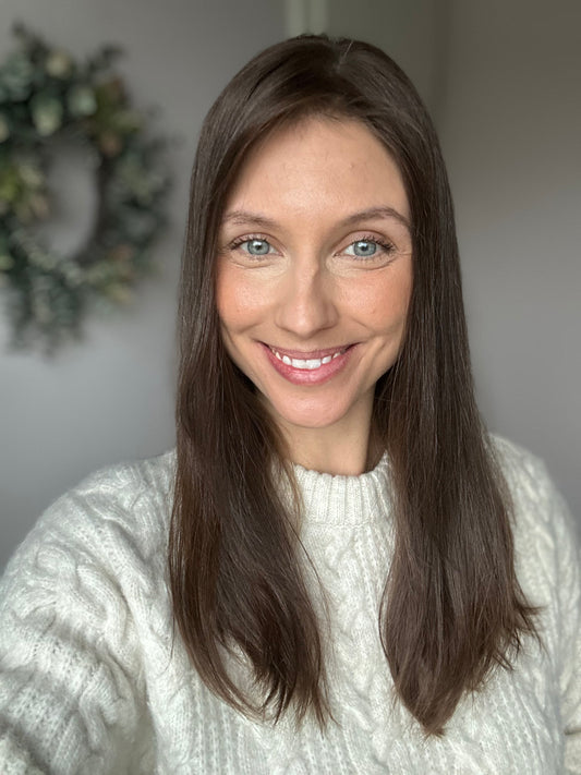 Bild zeigt attraktive Frau, mit schulterlangem braunem Haar. Bild dient der Produktpräsentation eines Artikels in der Kategorie Topper/Perücken.