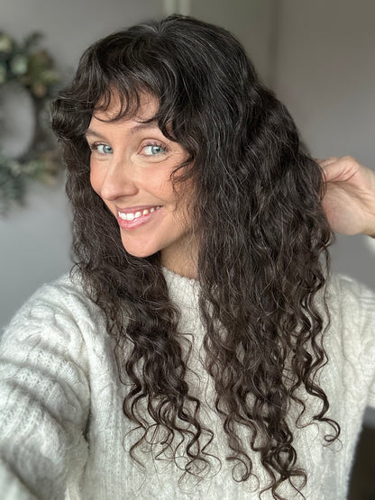 Bild zeigt attraktive Frau von der Seite, mit schulterlangem braunem Haar. Bild dient der Produktpräsentation eines Artikels in der Kategorie Topper/Perücken.