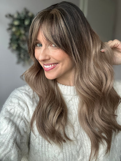 Bild zeigt attraktive Frau von der Seite, mit schulterlangem blondem Haar. Bild dient der Produktpräsentation eines Artikels in der Kategorie Topper/Perücken.