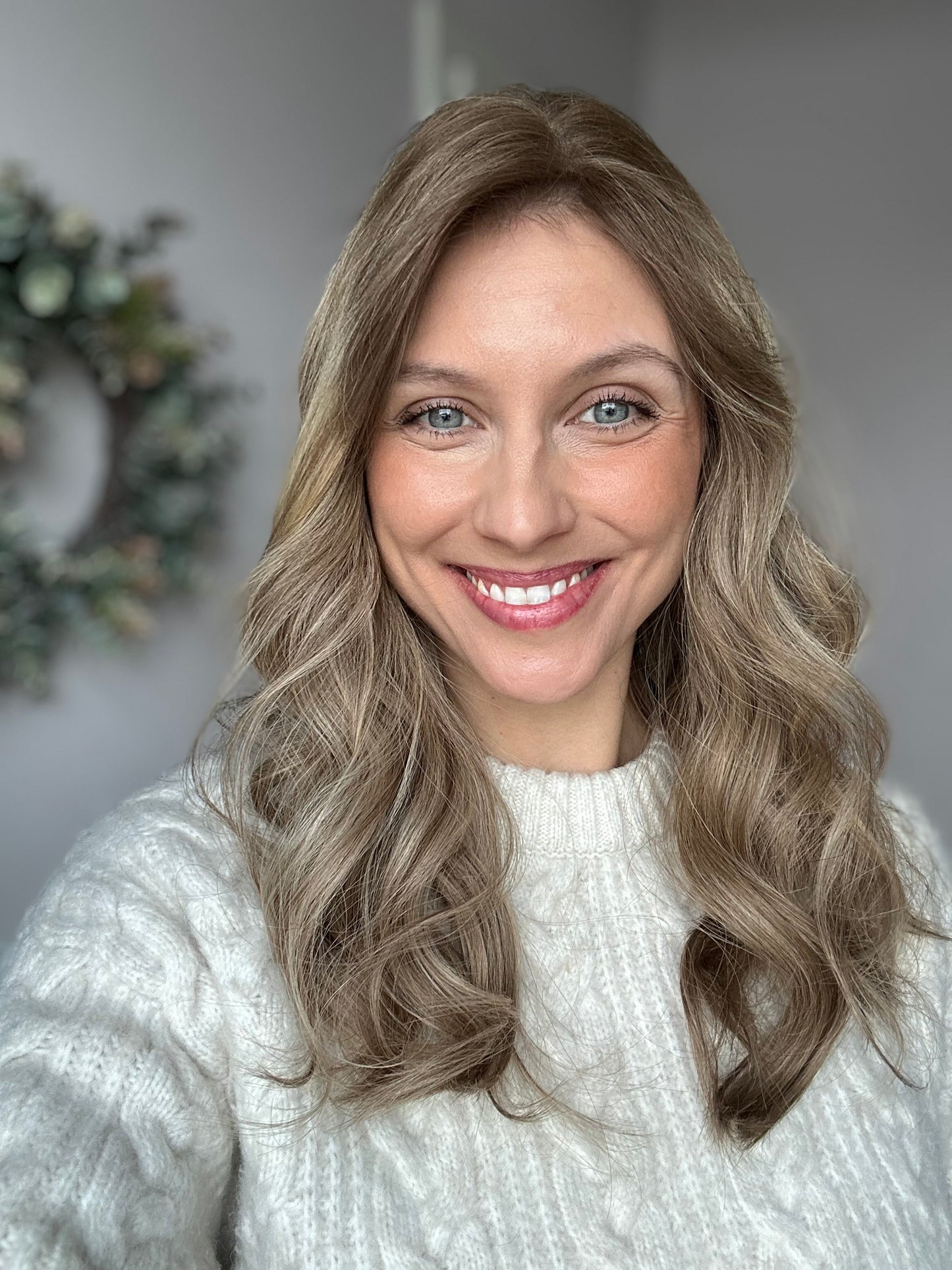 Bild zeigt attraktive Frau, mit schulterlangem blondem Haar. Bild dient der Produktpräsentation eines Artikels.