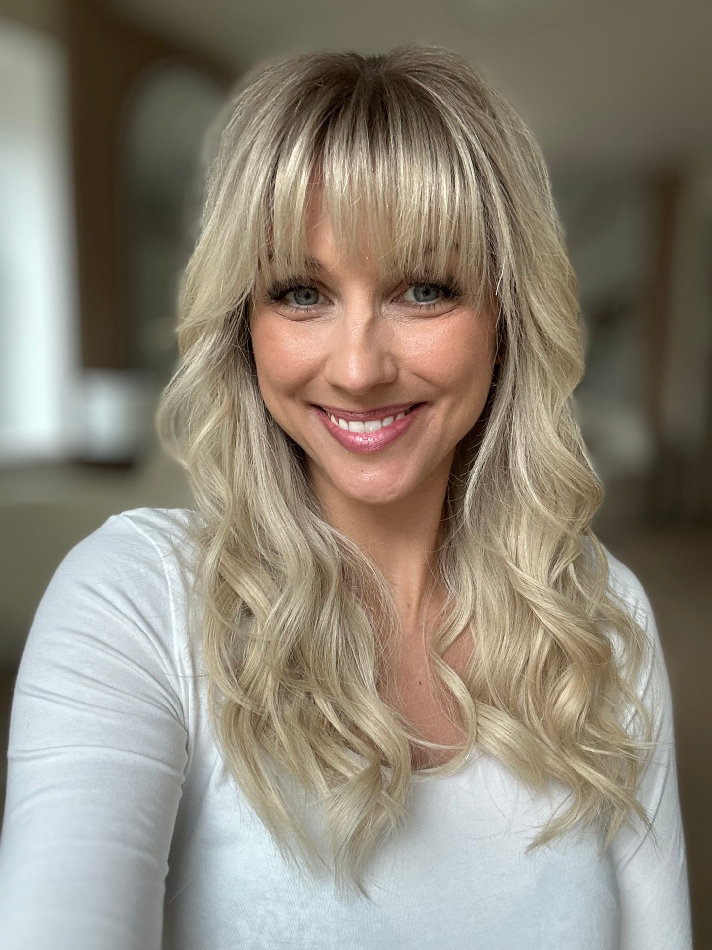 Bild zeigt attraktive Frau, mit schulterlangem blondem Haar. Bild dient der Produktpräsentation eines Artikels.