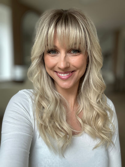 Bild zeigt attraktive Frau, mit schulterlangem blondem Haar. Bild dient der Produktpräsentation eines Artikels.