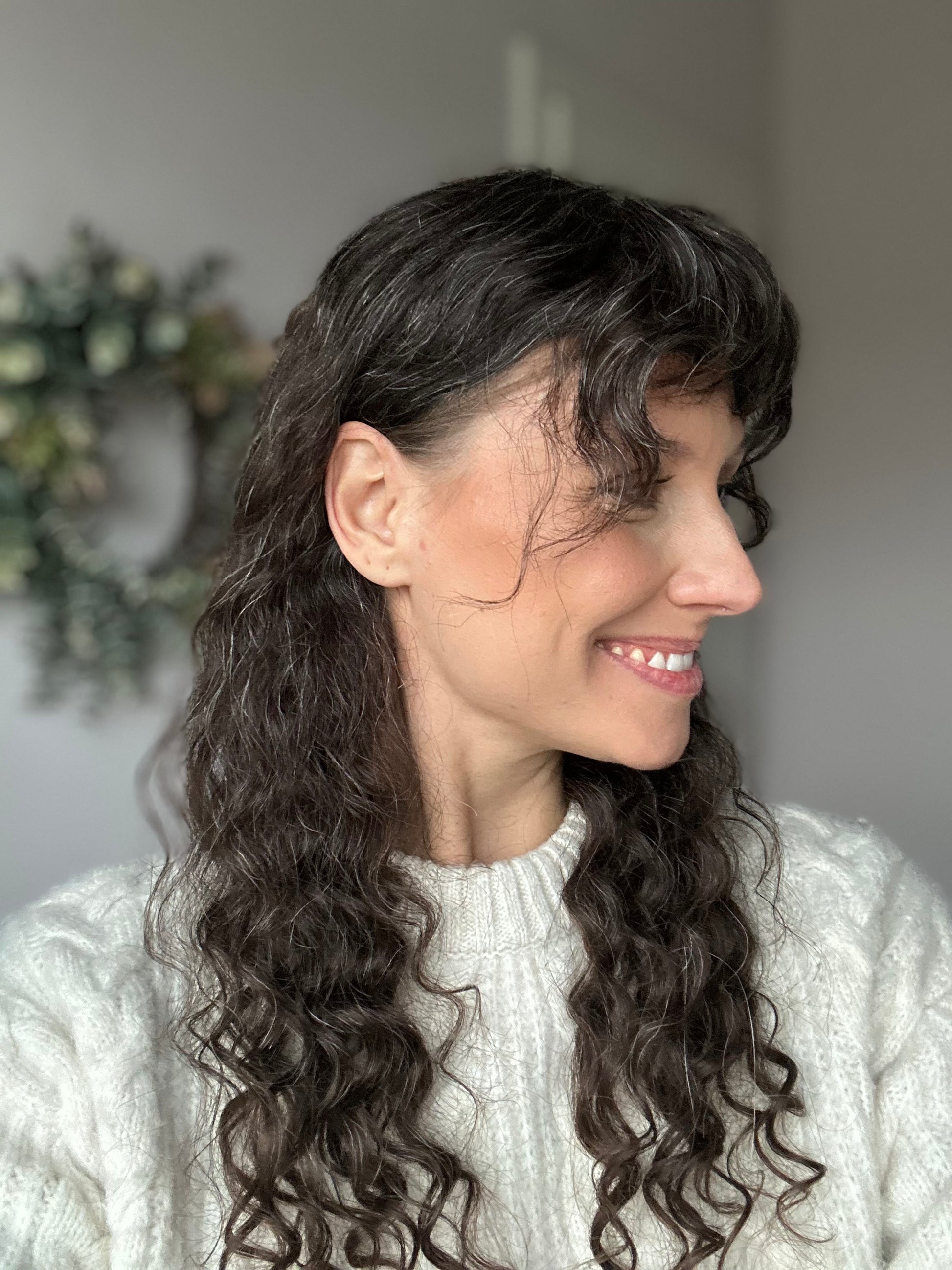 Bild zeigt attraktive Frau von der Seite, mit schulterlangem braunem Haar. Bild dient der Produktpräsentation eines Artikels in der Kategorie Topper/Perücken.