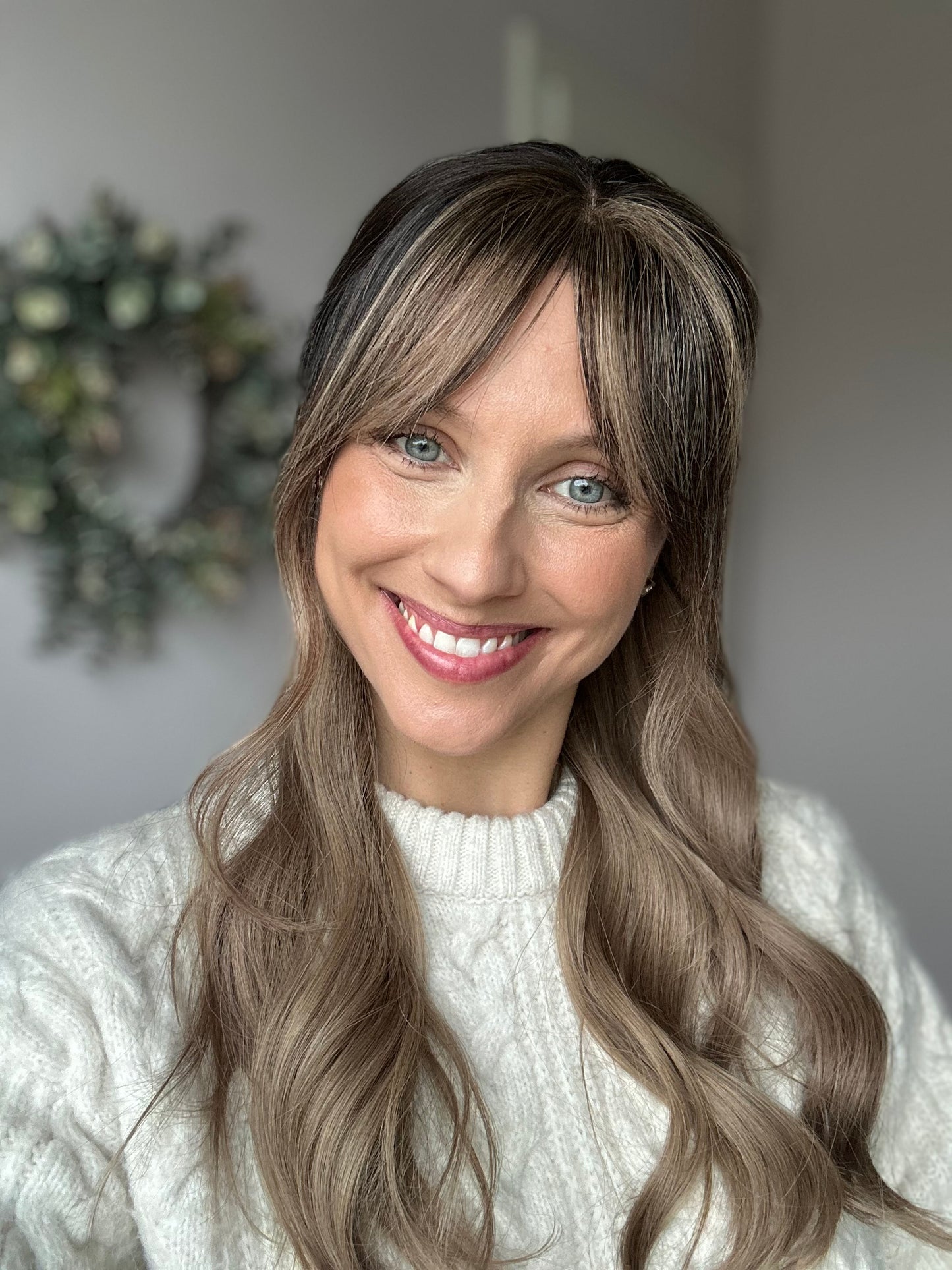 Bild zeigt attraktive Frau, mit schulterlangem blondem Haar. Bild dient der Produktpräsentation eines Artikels.