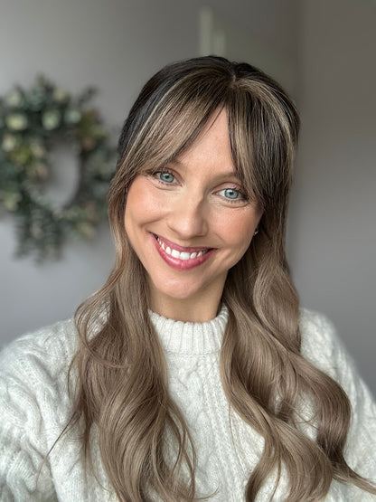 Bild zeigt attraktive Frau, mit schulterlangem blondem Haar. Bild dient der Produktpräsentation eines Artikels.