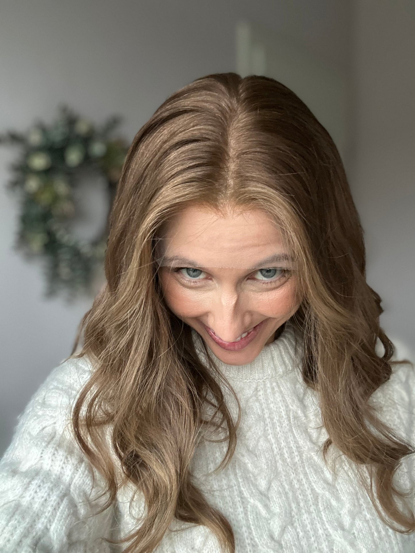 Bild zeigt attraktive Frau von der Seite, mit schulterlangem braunem Haar. Bild dient der Produktpräsentation eines Artikels in der Kategorie Topper/Perücken.