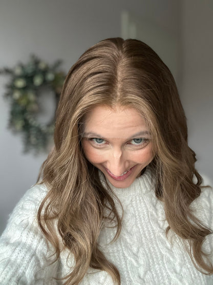 Bild zeigt attraktive Frau von der Seite, mit schulterlangem braunem Haar. Bild dient der Produktpräsentation eines Artikels in der Kategorie Topper/Perücken.