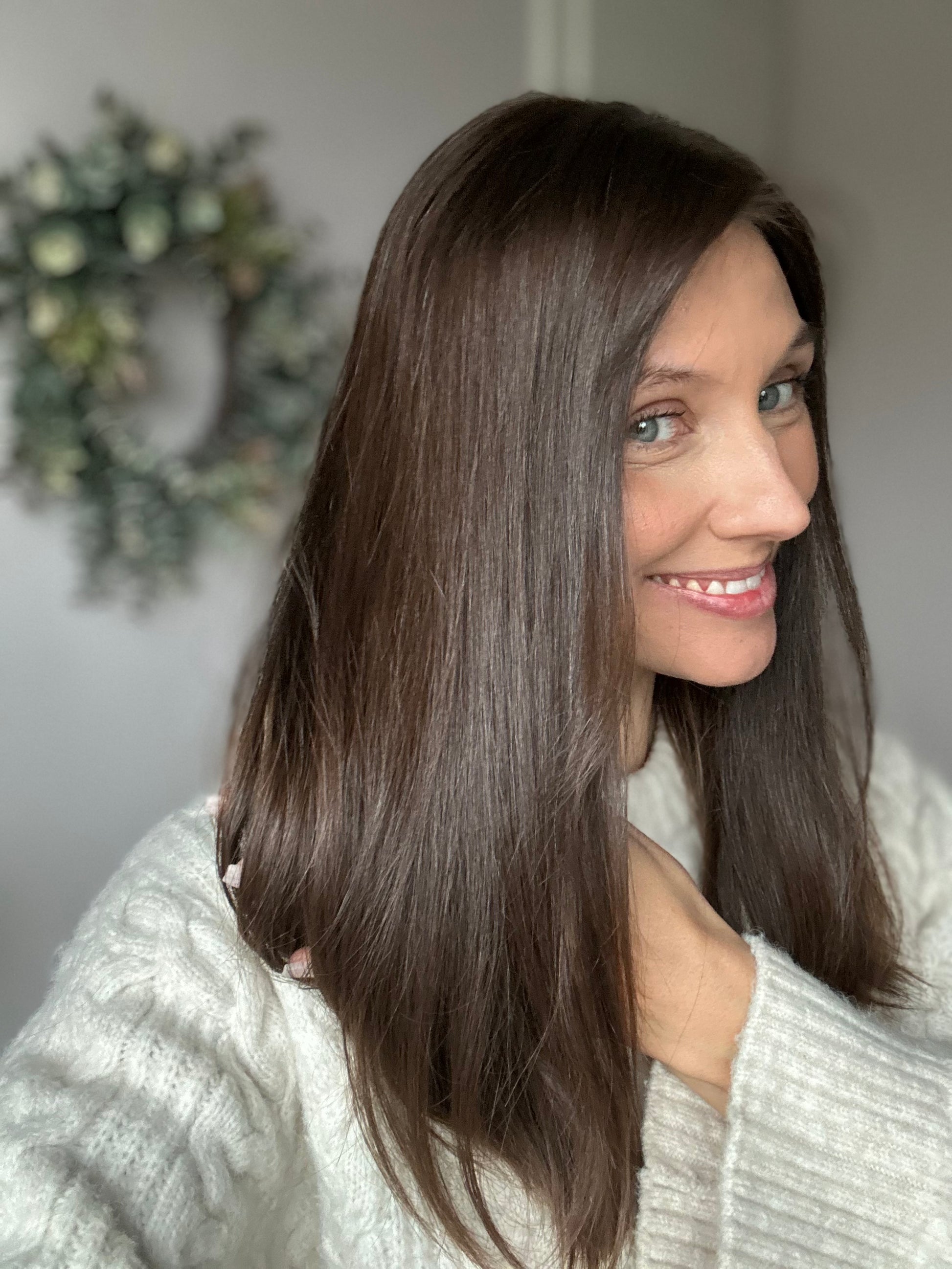 Bild zeigt attraktive Frau von der Seite, mit schulterlangem braunem Haar. Bild dient der Produktpräsentation eines Artikels in der Kategorie Topper/Perücken.