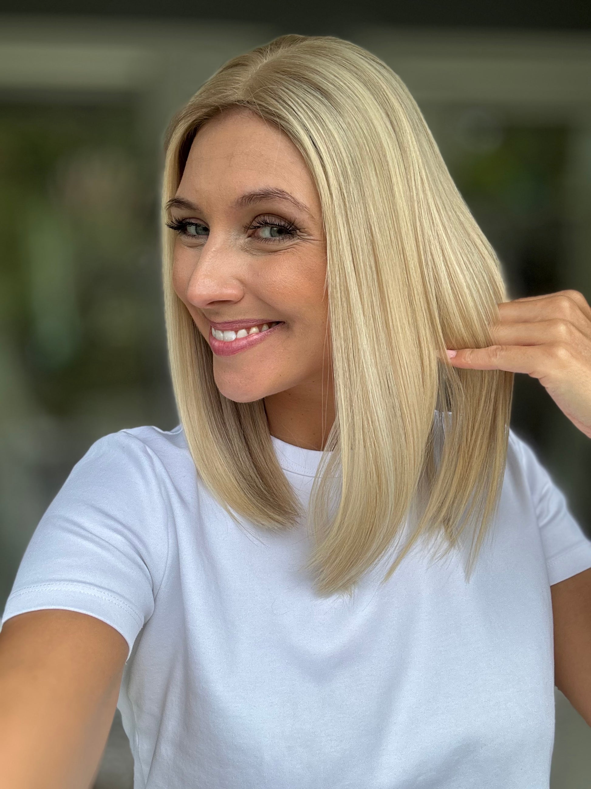 Bild zeigt attraktive Frau von der Seite, mit schulterlangem blondem Haar. Bild dient der Produktpräsentation eines Artikels in der Kategorie Topper/Perücken.