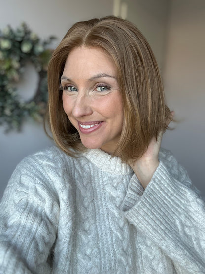 Bild zeigt attraktive Frau von der Seite, mit schulterlangem blondem Haar. Bild dient der Produktpräsentation eines Artikels in der Kategorie Topper/Perücken.
