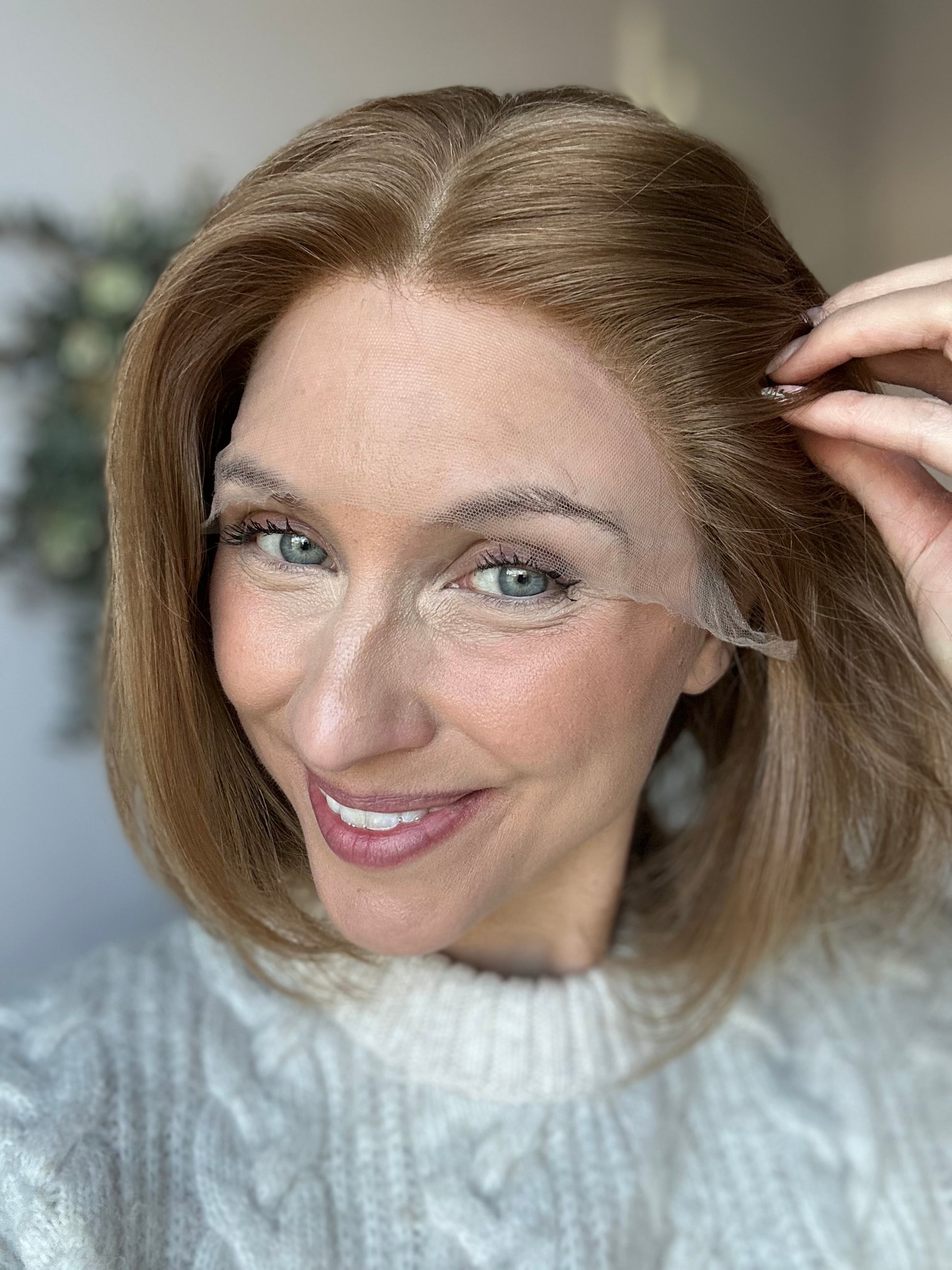 Bild zeigt attraktive Frau von der Seite, mit schulterlangem blondem Haar. Bild dient der Produktpräsentation eines Artikels in der Kategorie Topper/Perücken.