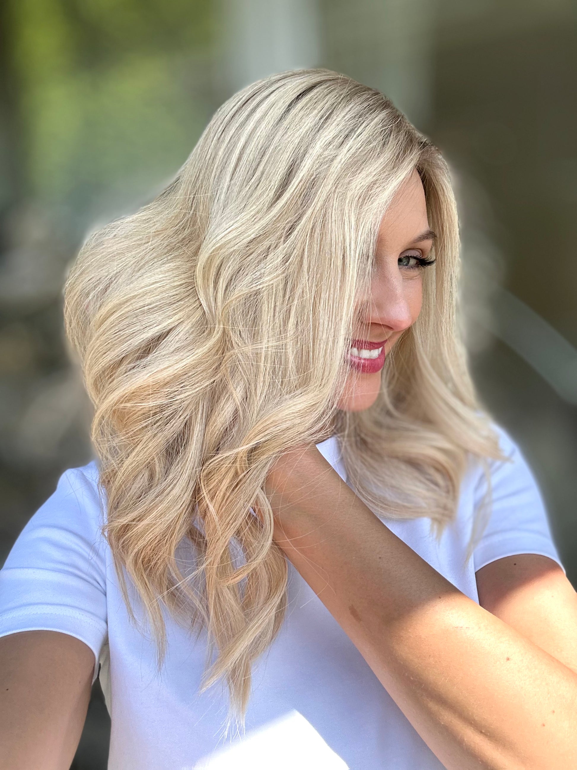 Bild zeigt attraktive Frau von der Seite, mit schulterlangem blondem Haar. Bild dient der Produktpräsentation eines Artikels in der Kategorie Topper/Perücken.