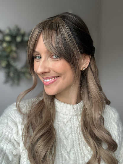 Bild zeigt attraktive Frau von der Seite, mit schulterlangem blondem Haar. Bild dient der Produktpräsentation eines Artikels in der Kategorie Topper/Perücken.