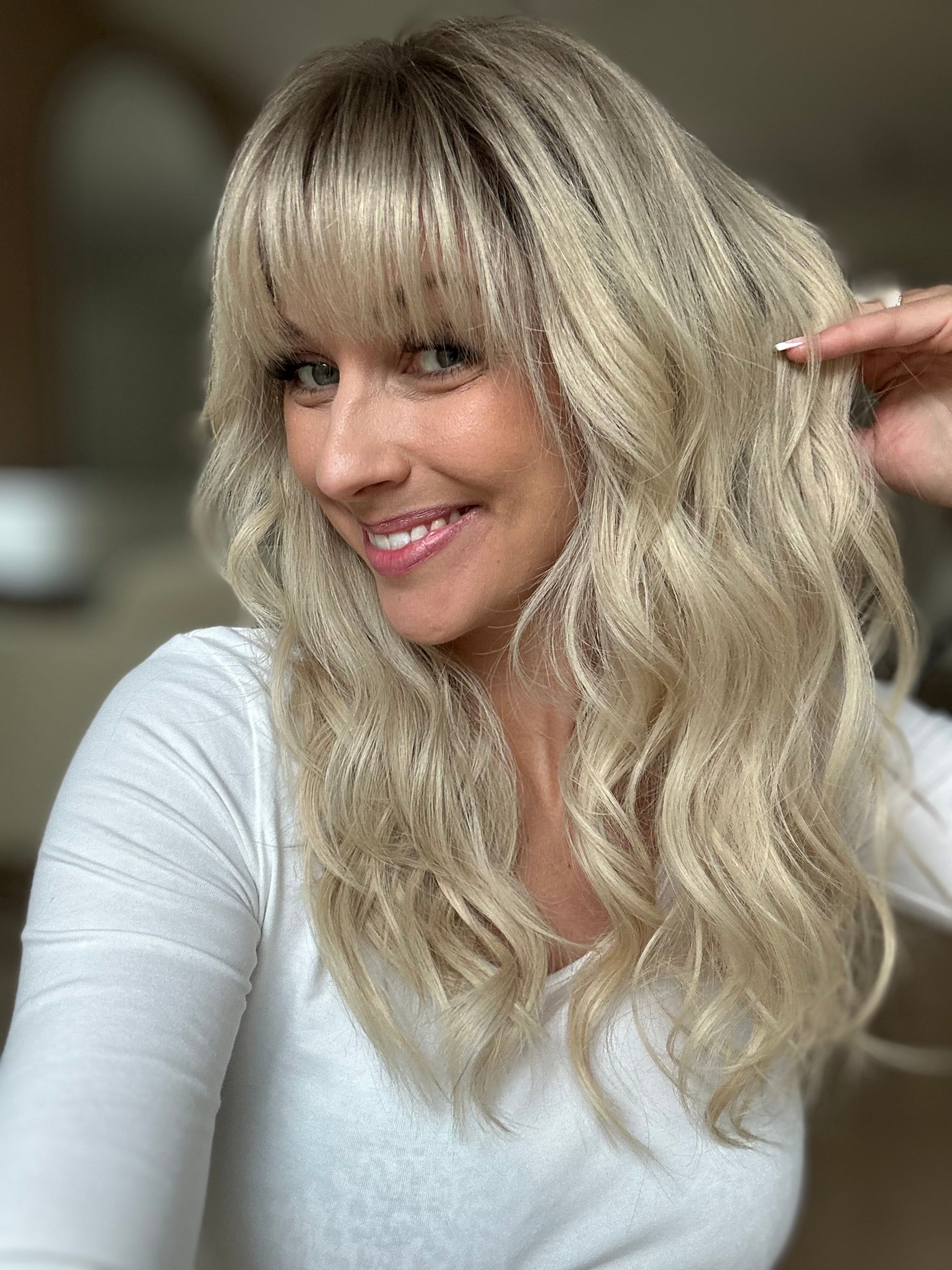 Bild zeigt attraktive Frau von der Seite, mit schulterlangem blondem Haar. Bild dient der Produktpräsentation eines Artikels in der Kategorie Topper/Perücken.
