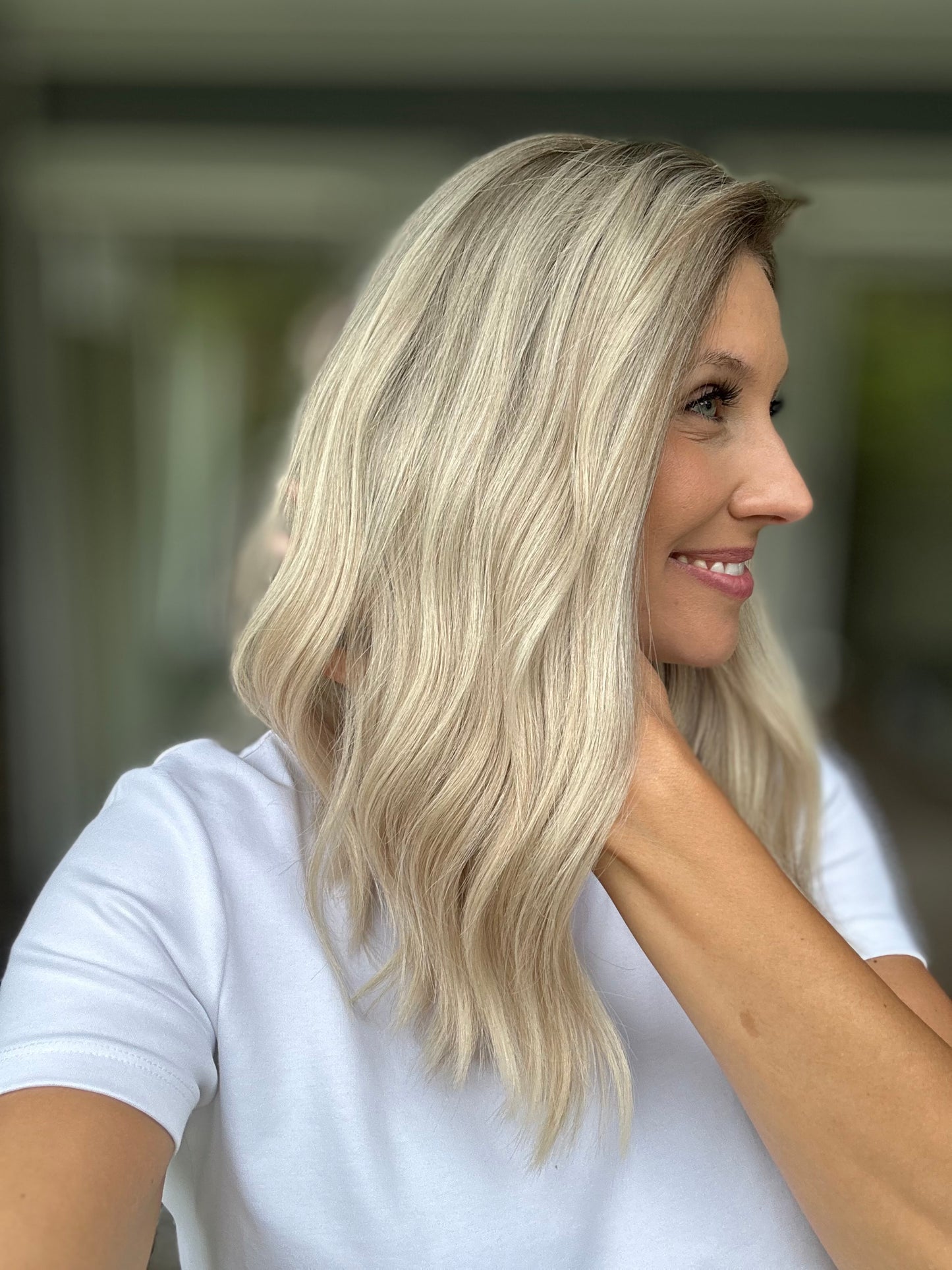 Bild zeigt attraktive Frau von der Seite, mit schulterlangem blondem Haar. Bild dient der Produktpräsentation eines Artikels in der Kategorie Topper/Perücken.