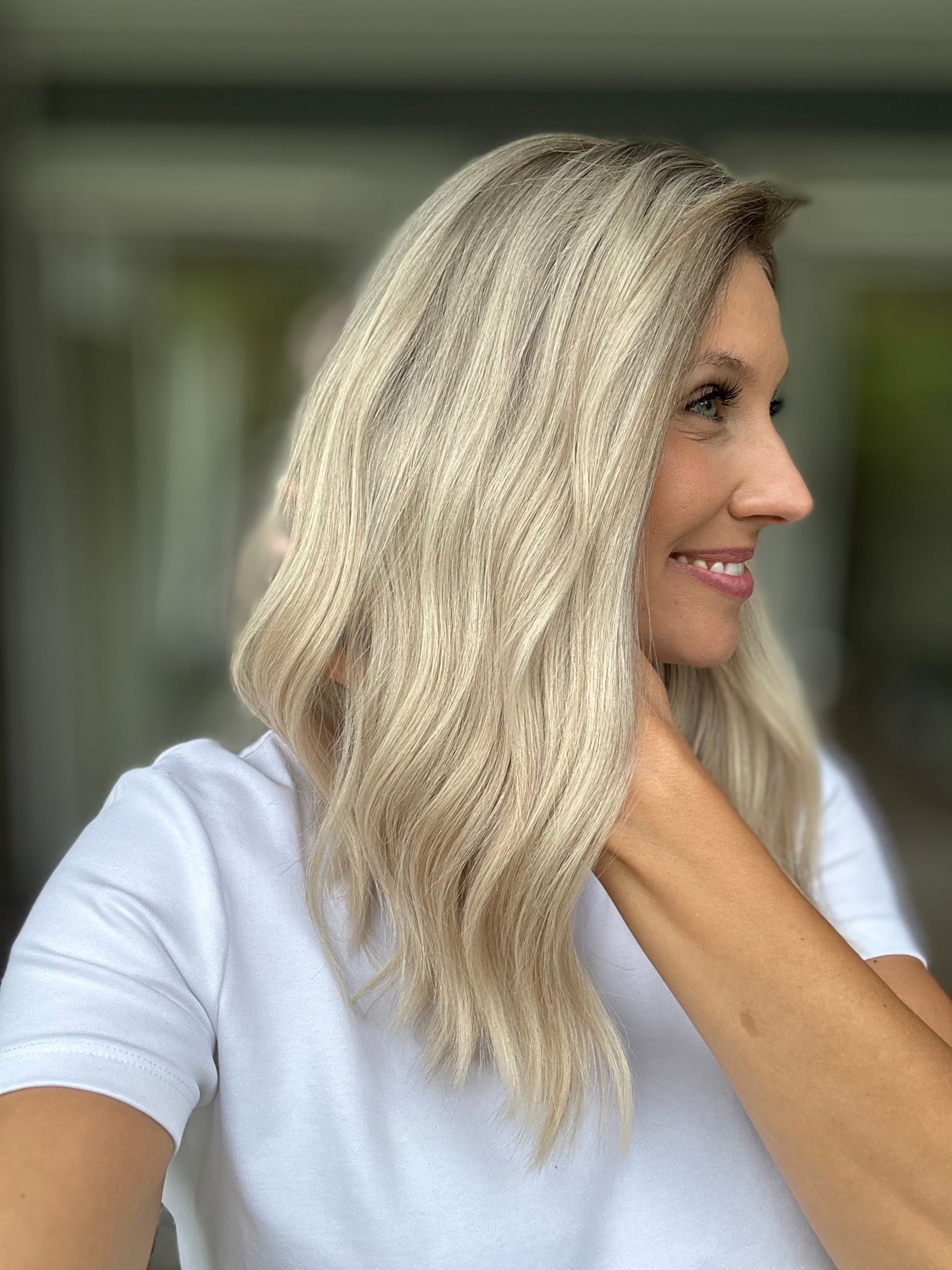 Bild zeigt attraktive Frau von der Seite, mit schulterlangem blondem Haar. Bild dient der Produktpräsentation eines Artikels in der Kategorie Topper/Perücken.