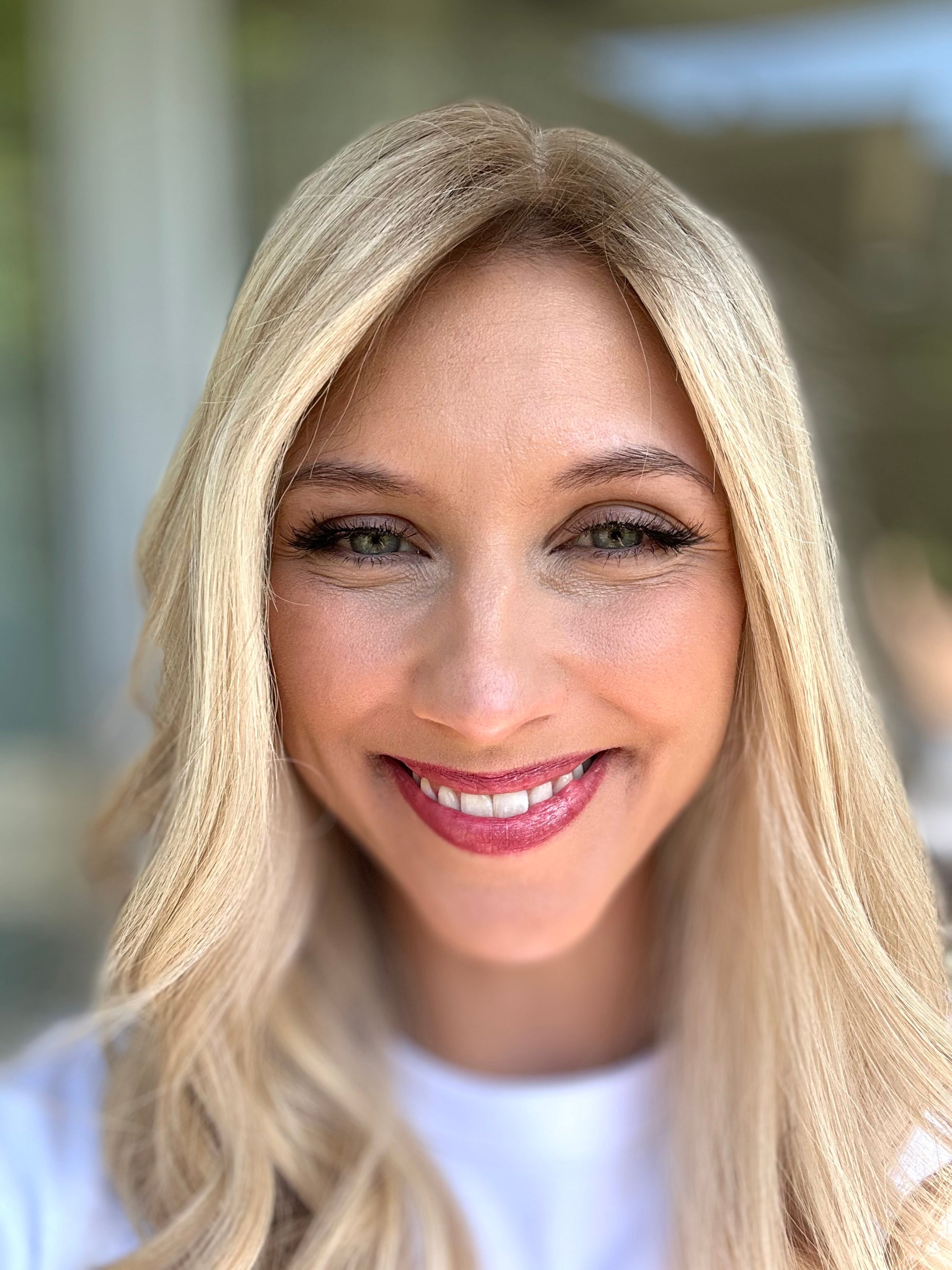 Bild zeigt attraktive Frau, mit schulterlangem blondem Haar. Bild dient der Produktpräsentation eines Artikels.