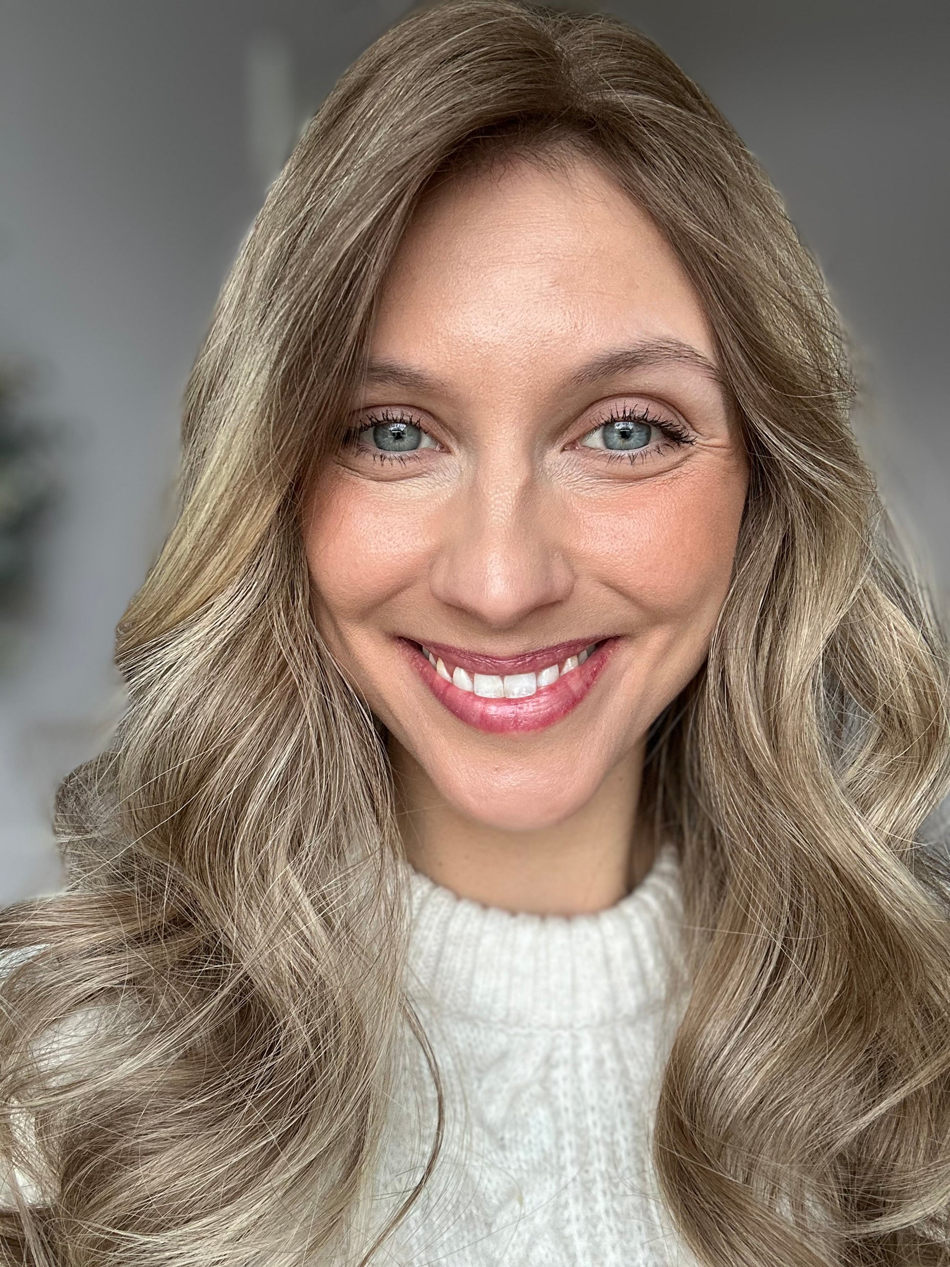 Bild zeigt attraktive Frau, mit schulterlangem blondem Haar. Bild dient der Produktpräsentation eines Artikels.
