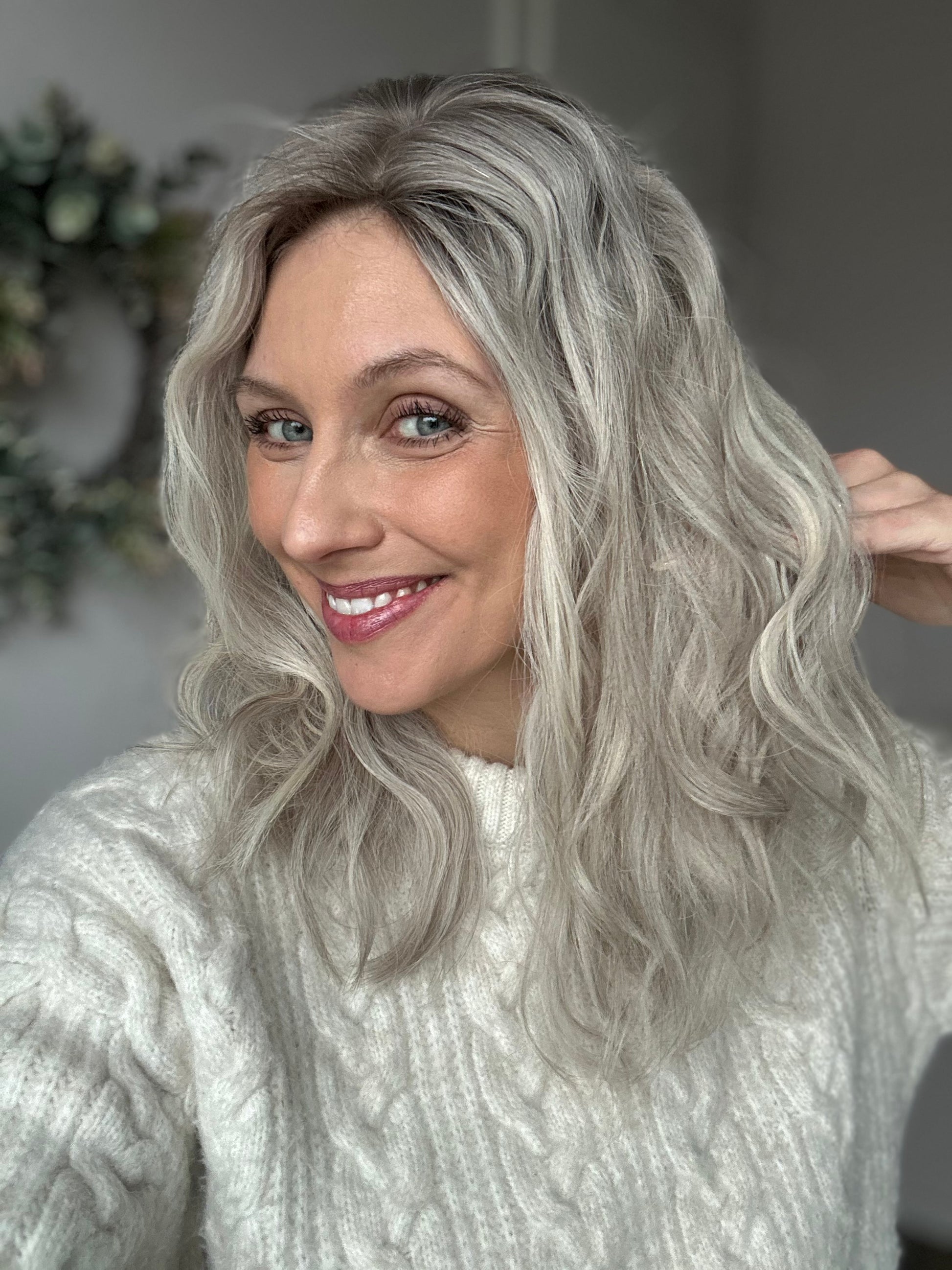 Bild zeigt attraktive Frau von der Seite, mit schulterlangem blondem Haar. Bild dient der Produktpräsentation eines Artikels in der Kategorie Topper/Perücken.