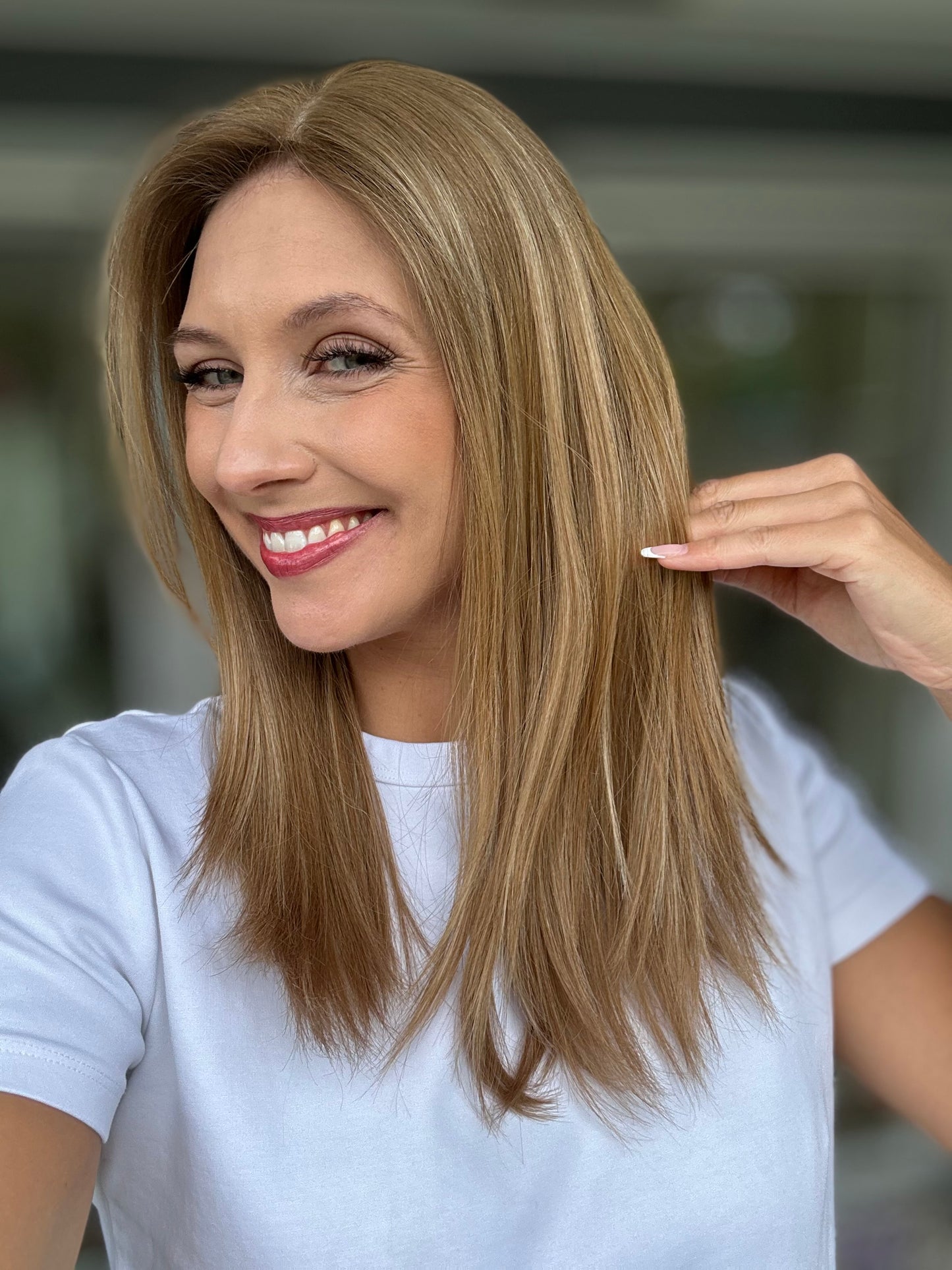 Bild zeigt attraktive Frau von der Seite, mit schulterlangem blondem Haar. Bild dient der Produktpräsentation eines Artikels in der Kategorie Topper/Perücken.