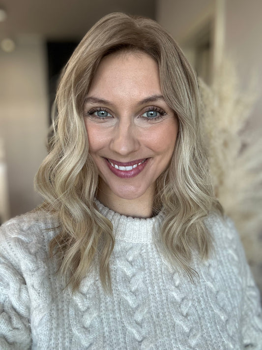 Bild zeigt attraktive Frau, mit schulterlangem blondem Haar. Bild dient der Produktpräsentation eines Artikels.