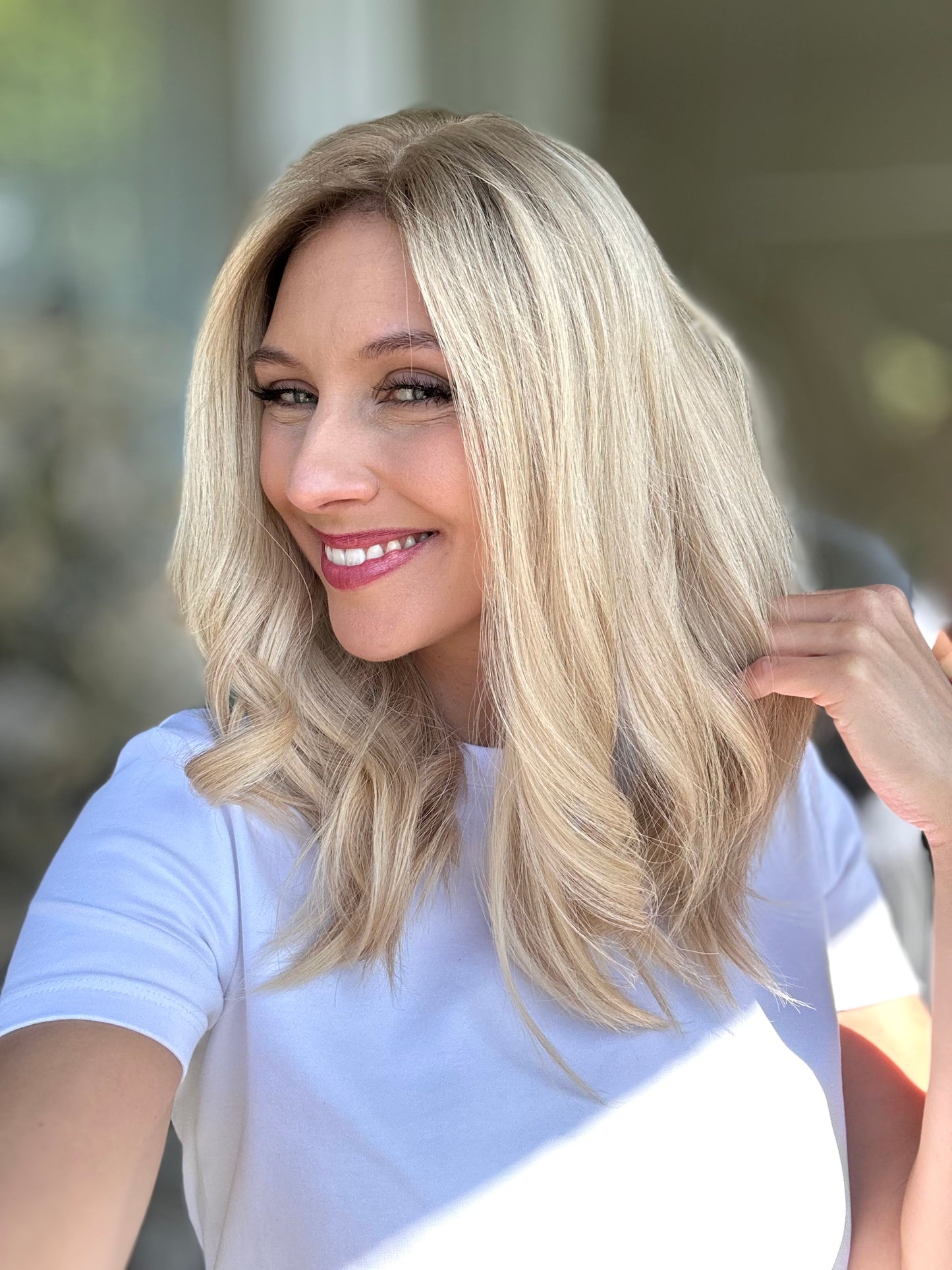 Bild zeigt attraktive Frau von der Seite, mit schulterlangem blondem Haar. Bild dient der Produktpräsentation eines Artikels in der Kategorie Topper/Perücken.