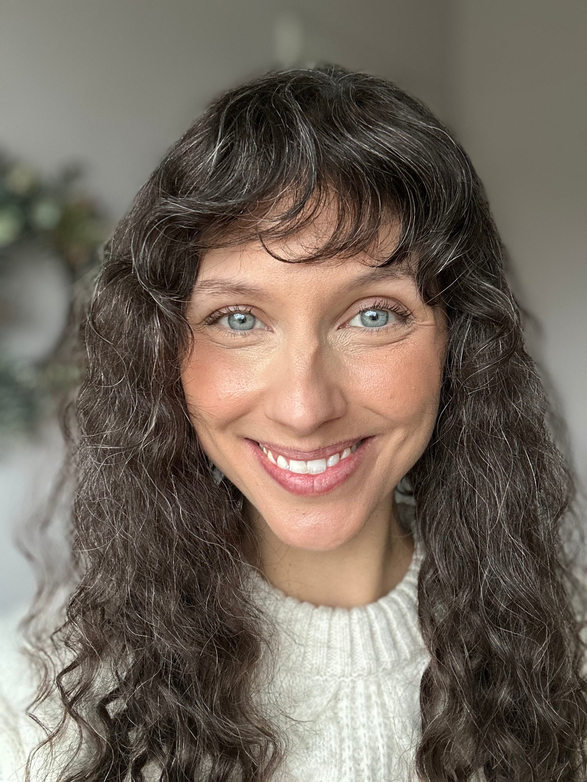 Bild zeigt attraktive Frau, mit schulterlangem braunem Haar. Bild dient der Produktpräsentation eines Artikels in der Kategorie Topper/Perücken.