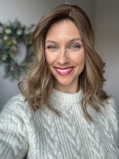 Bild zeigt attraktive Frau, mit schulterlangem blondem Haar. Bild dient der Produktpräsentation eines Artikels.