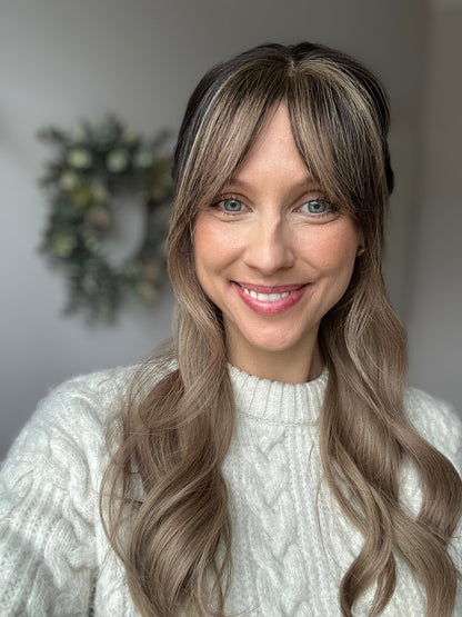 Bild zeigt attraktive Frau, mit schulterlangem blondem Haar. Bild dient der Produktpräsentation eines Artikels.