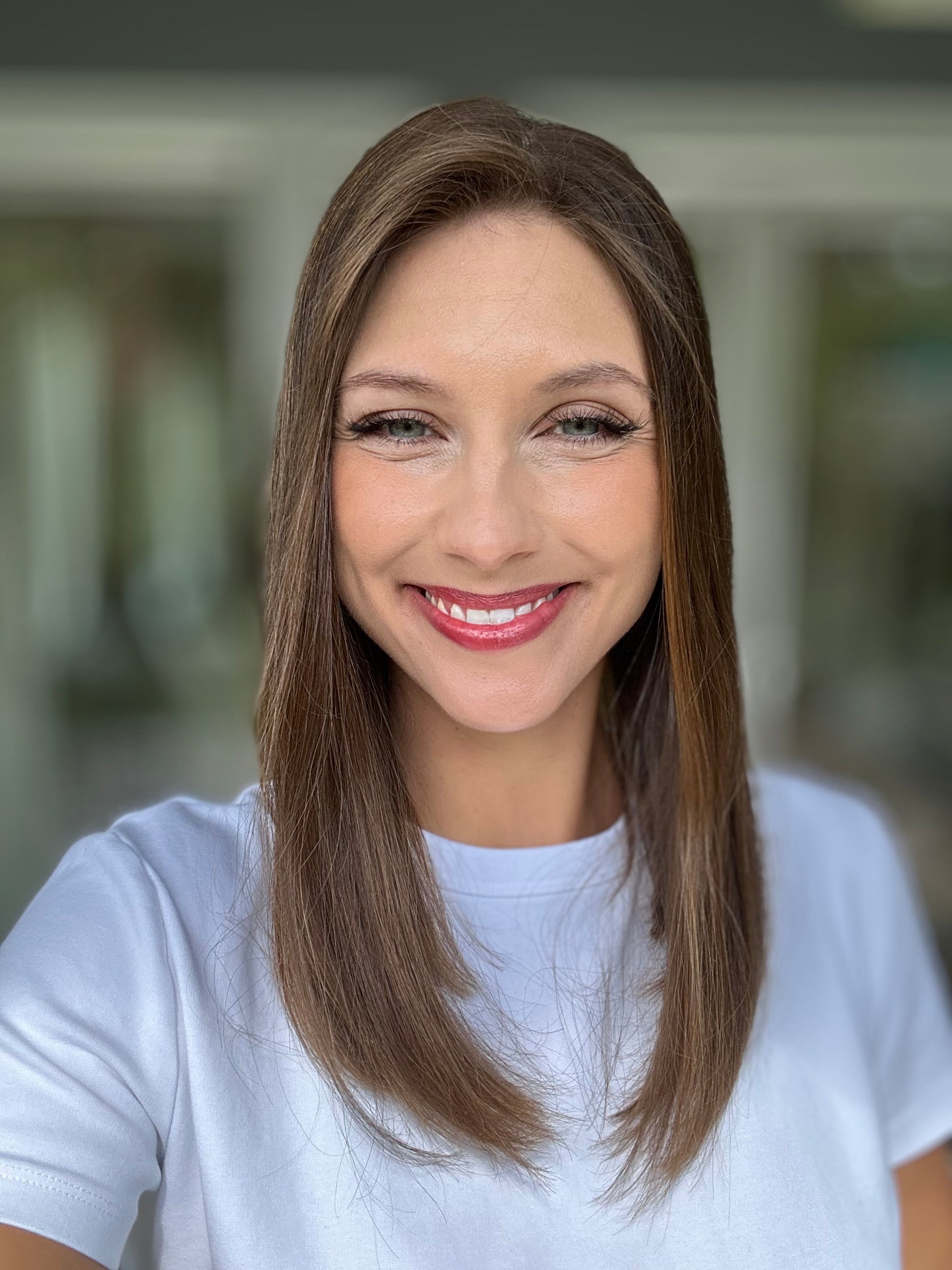 Bild zeigt attraktive Frau, mit schulterlangem braunem Haar. Bild dient der Produktpräsentation eines Artikels in der Kategorie Topper/Perücken.