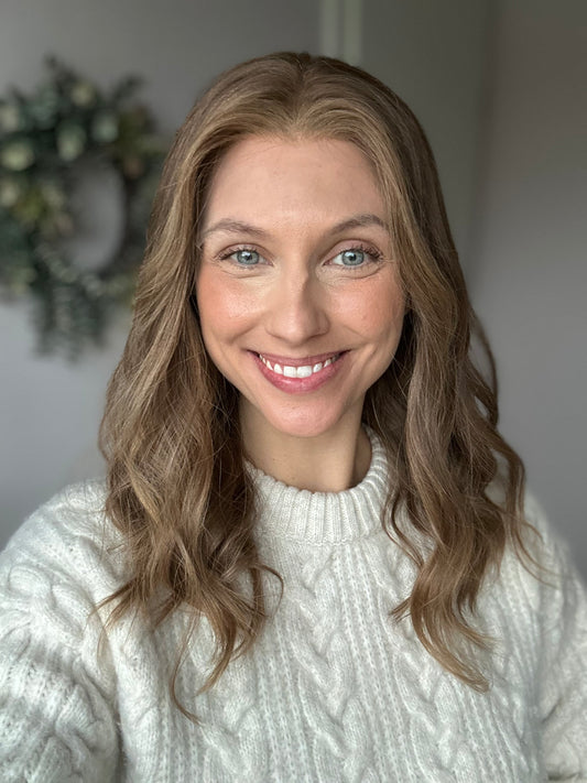 Bild zeigt attraktive Frau, mit schulterlangem braunem Haar. Bild dient der Produktpräsentation eines Artikels in der Kategorie Topper/Perücken.