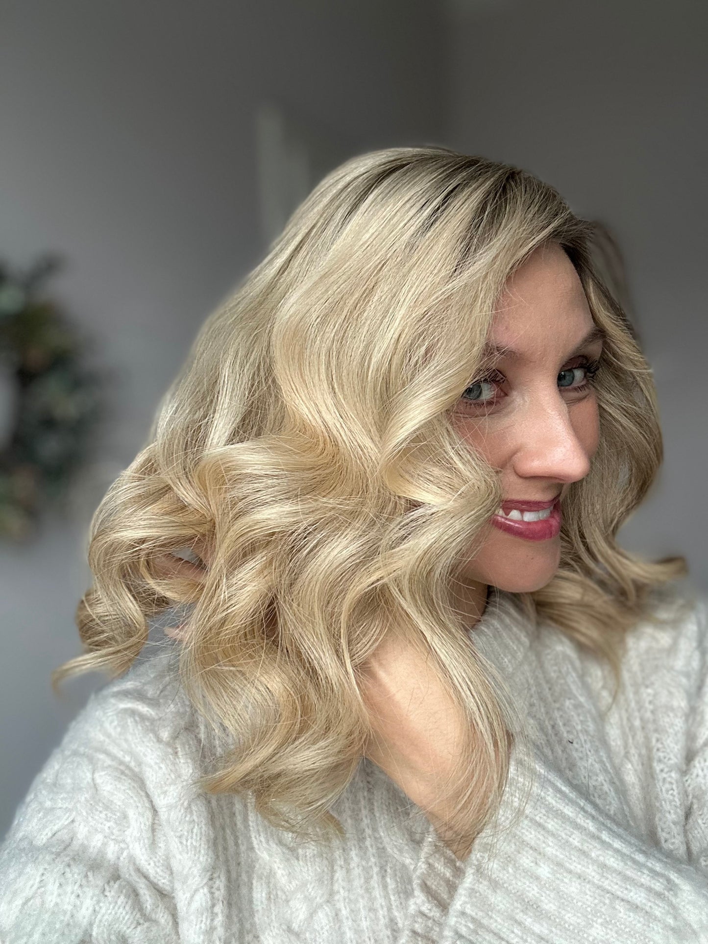 Bild zeigt attraktive Frau von der Seite, mit schulterlangem blondem Haar. Bild dient der Produktpräsentation eines Artikels in der Kategorie Topper/Perücken.