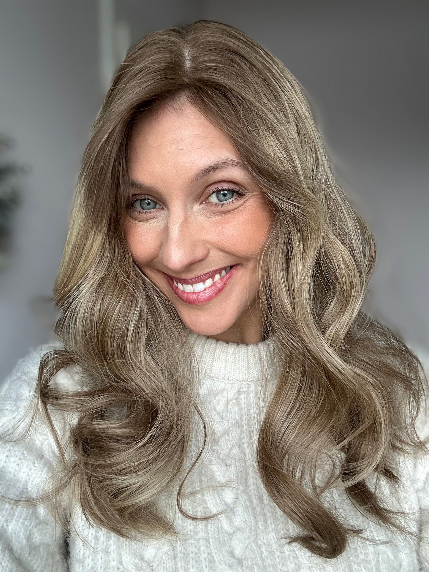 Bild zeigt attraktive Frau, mit schulterlangem blondem Haar. Bild dient der Produktpräsentation eines Artikels.
