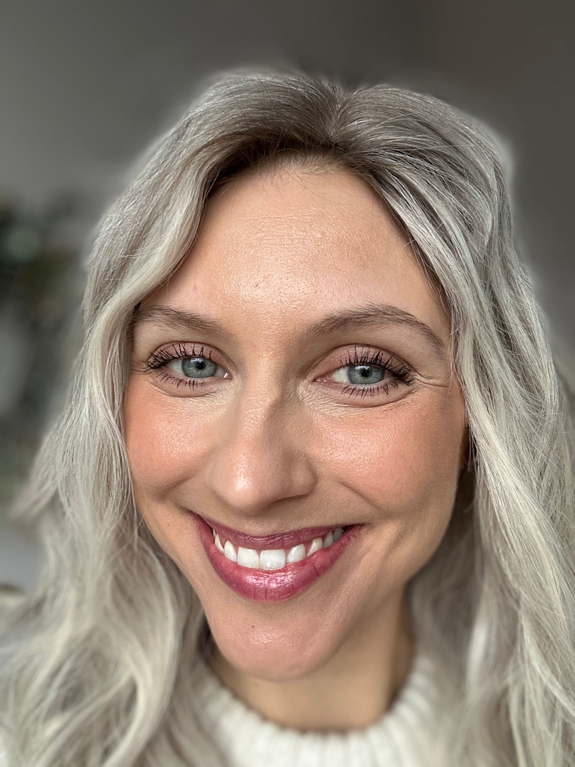 Bild zeigt attraktive Frau, mit schulterlangem blondem Haar. Bild dient der Produktpräsentation eines Artikels.