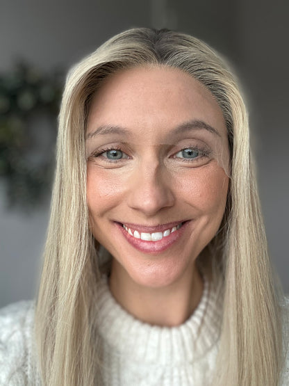 Bild zeigt attraktive Frau, mit schulterlangem blondem Haar. Bild dient der Produktpräsentation eines Artikels.